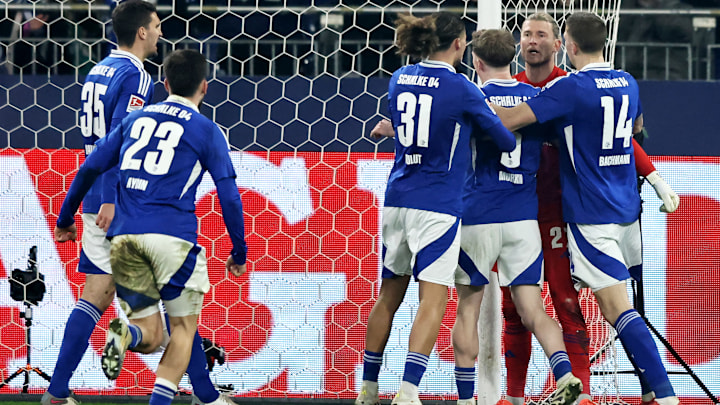 Loris Karius (zweiter von rechts) lässt sich von seinen Teamkollegen feiern