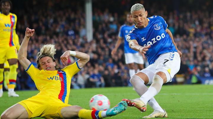 O atacante brasileiro foi pela fundamental por livrar os Toffees do rebaixamento na Premier League