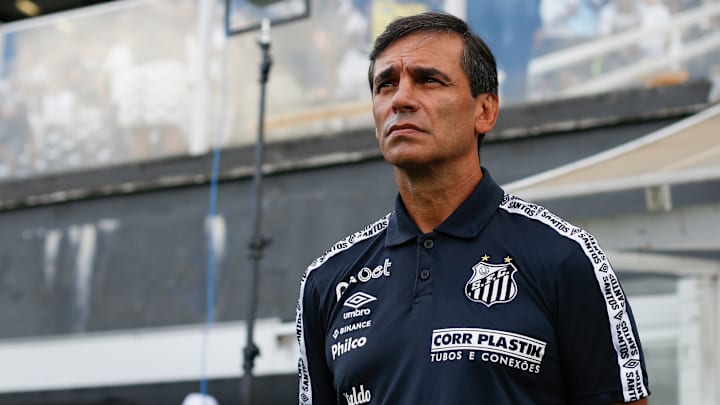 Técnico vibrou, bateu no peito e pediu respeito a torcedores mais ‘chatos’: 'O Santos tem que defender o Santos' Técnico vibrou, bateu no peito e pediu respeito a torcedores mais ‘chatos’: 'O Santos tem que defender o Santos'