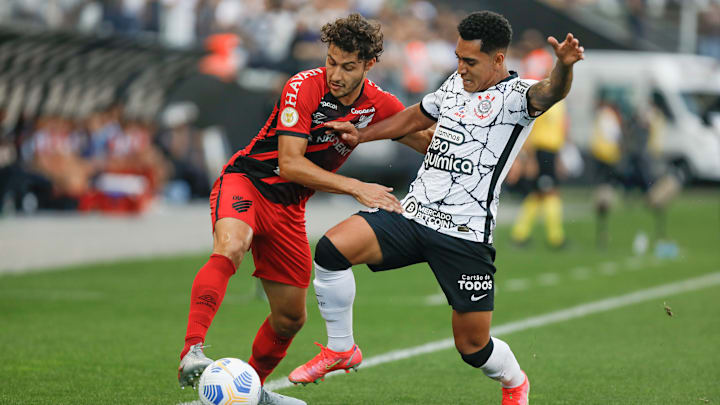 Liderança e sequência invicta estarão em jogo quando o apito inicial soar para Furacão e Timão 