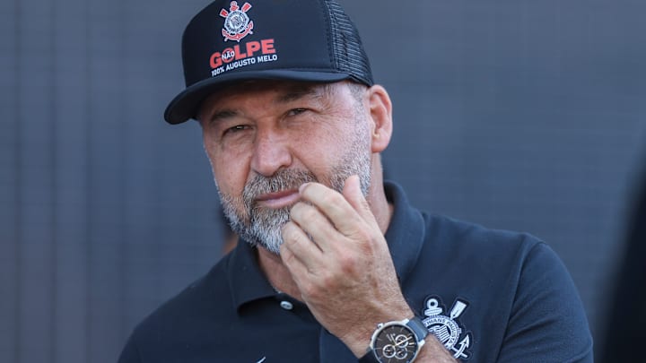 Augusto Melo é chamado de traidor