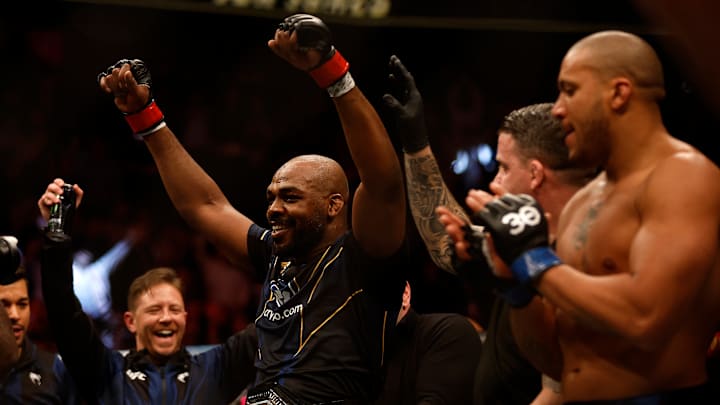 Jones se coronó como el nuevo campeón del peso pesado de la UFC
