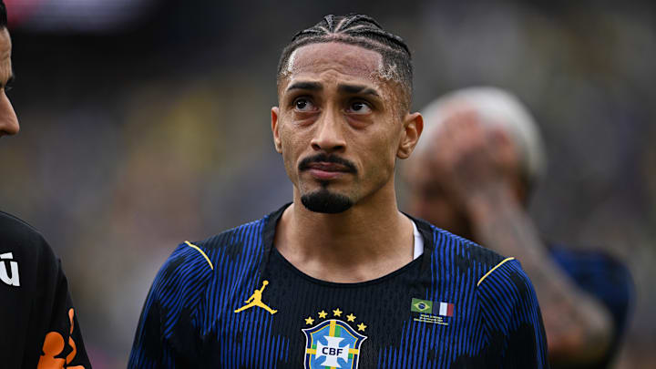 Raphinha sentiu e foi substituído no intervalo contra a França