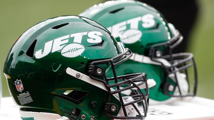 Oct 2, 2022; Pittsburgh, Pennsylvania, USA; New York Jets helmets on the sidelines against the Pittsburgh Steelers during the second quarter at Acrisure Stadium. Mandatory Credit: Charles LeClaire-Imagn Images Oct 2, 2022; Pittsburgh, Pennsylvania, USA; New York Jets helmets on the sidelines against the Pittsburgh Steelers during the second quarter at Acrisure Stadium. Mandatory Credit: Charles LeClaire-Imagn Images