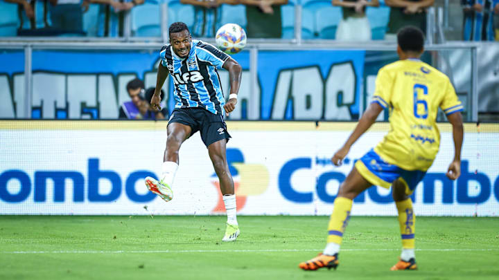 Edenilson deu duas assistências na partida desta terça