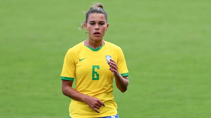 Zagueira Tamires já defendeu a amarelinha em Copa América, Olimpíadas e Copa do Mundo