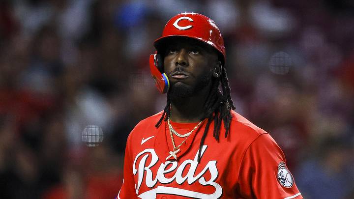 Cincinnati Reds shortstop Elly de la Cruz (44) walks off the field 