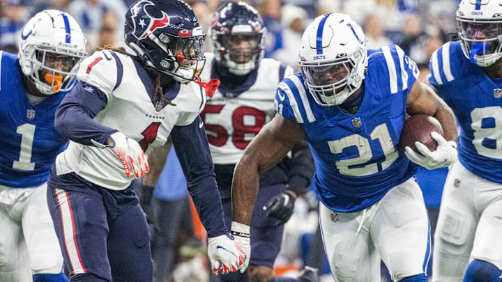 Indianapolis Colts running back Zack Moss (21).