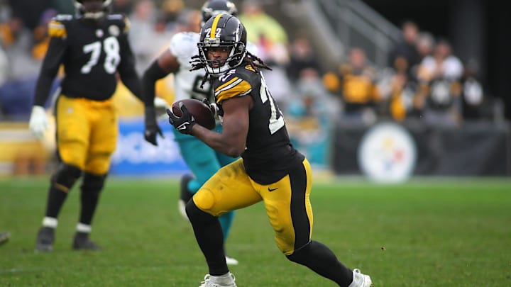 Pittsburgh Steelers Najee Harris (22) looks to gain extra yardage after hauling in a pass during the