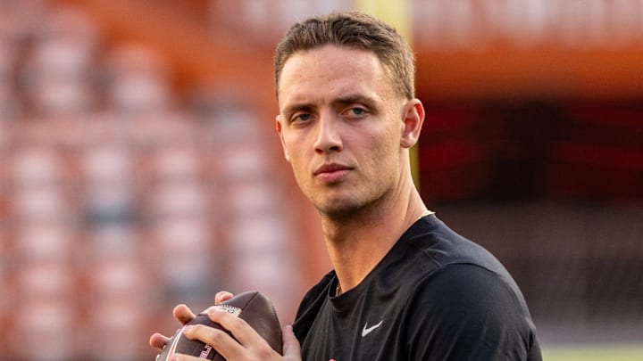 Oct. 18, 2024; Carson Beck of the Georgia Bulldogs warming up before the game vs the Texas Longhorns at DKR-Memorial Stadium. Oct. 18, 2024; Carson Beck of the Georgia Bulldogs warming up before the game vs the Texas Longhorns at DKR-Memorial Stadium.