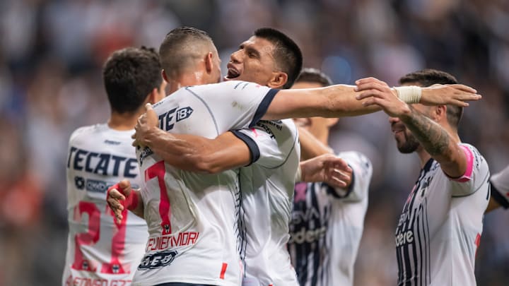 Jugadores de Rayados de Monterrey celebran un gol.