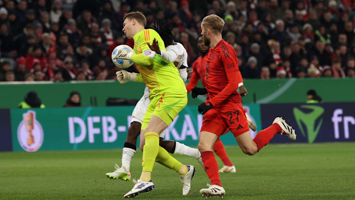 Manuel Neuer hat sich bei seinem Zusammenstoß mit Jeremie Frimpong eine Rippe gebrochen. 