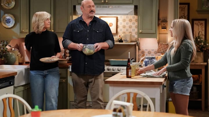 “Secrets, Lies and a Chunk of Change” – Georgie digs into Mandy’s past when he discovers she’s been hiding thousands of dollars of debt. Meanwhile, Mandy tries to right her wrongs by going back to work, on GEORGIE & MANDY’S FIRST MARRIAGE, Thursday, Oct. 31 (8:00-8:31 PM, ET/PT) on the CBS Television Network, and streaming on Paramount+ (live and on-demand for Paramount+ with SHOWTIME subscribers, or on-demand for Paramount+ Essential subscribers the day after the episode airs)*. Pictured