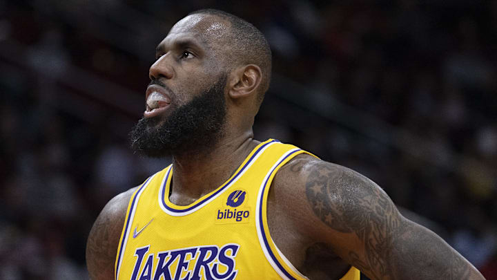 James es criticado por pasar el balón en jugada vital ante Houston
