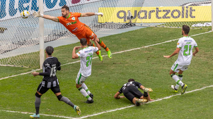 Cavichioli faz boas defesas e garante placar inalterado em Botafogo x América-MG, pelo Brasileirão.
