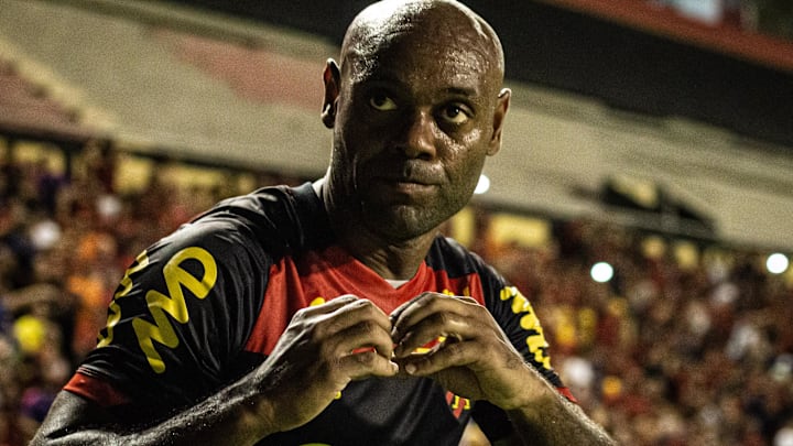 Vagner Love estará em campo neste domingo na Ilha do Retiro