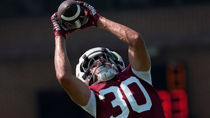 July 31, 2025; Tuscaloosa, AL, USA; Wide receiver Derek Meadows makes a catch during the second practice session of the preseason for the Alabama Crimson Tide. July 31, 2025; Tuscaloosa, AL, USA; Wide receiver Derek Meadows makes a catch during the second practice session of the preseason for the Alabama Crimson Tide.
