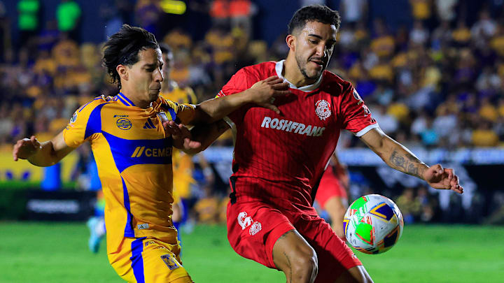 Diego Laínez y el uruguayo Andrés Pereira en el choque de Ida