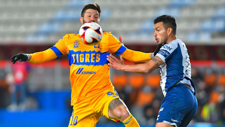 André-Pierre Gignac y Gustavo Cabral pelean un balón.