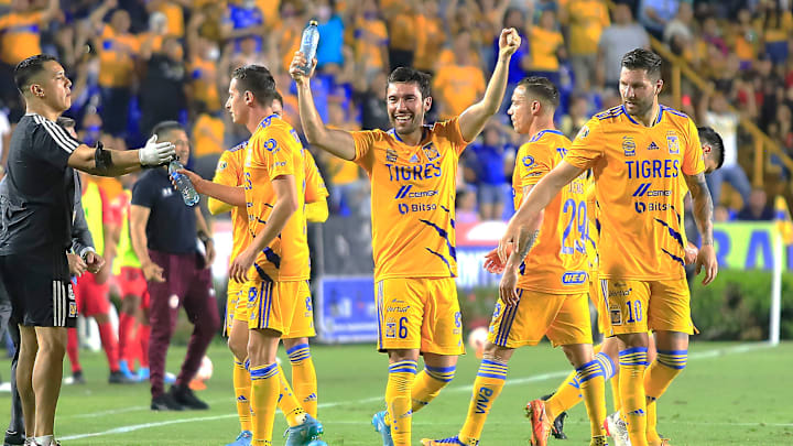 Jugadores de Tigres UANL celebran un gol.