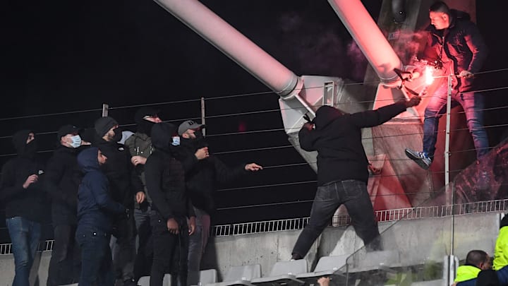 Des incidents déplorables en tribunes ont provoqué l'arrêt de la rencontre de Coupe de France entre le Paris FC et l'OL vendredi.