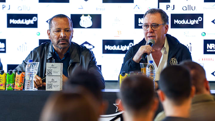 Neymar Pai ao lado do presidente do Santos em evento do clube