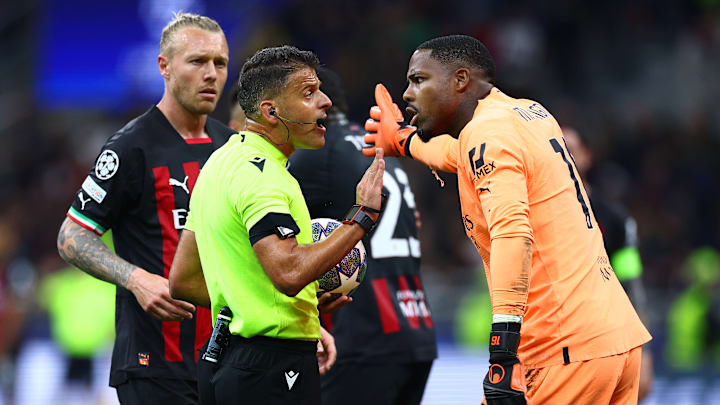 Maignan conteste après le penalty initialement accordé à Martinez