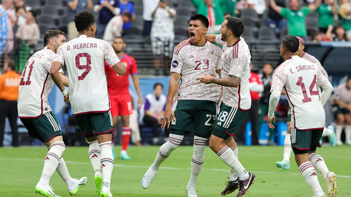Jugadores de México celebran un gol.