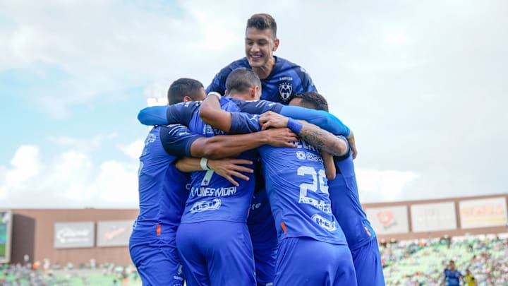 Jugadores de Rayados de Monterrey celebran un gol.