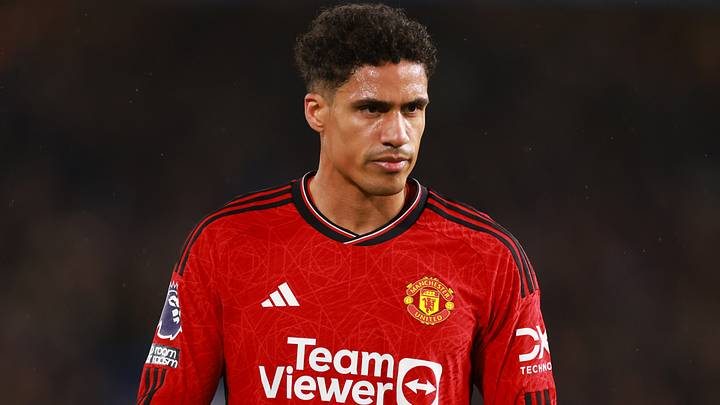 Tigres buscaría romper el mercado de fichajes con la contratación del defensa francés Raphaël Varane, que acaba de anunciar su salida del Manchester United.