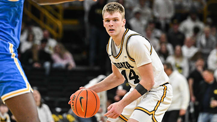 Iowa Hawkeyes guard Bennett Stirtz (14)