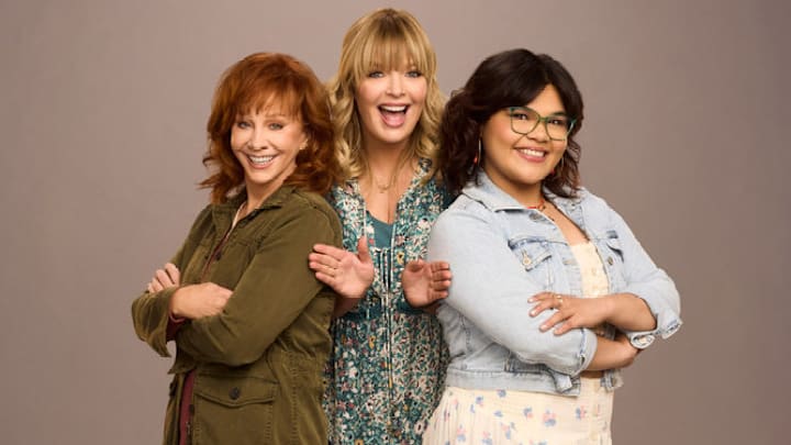 HAPPYS PLACE -- Season: Pilot -- Pictured: (l-r) Reba McEntire, Melissa Peterman, Belissa Escobedo -- (Photo by: Trae Patton/NBC)