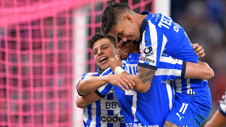Ponchito González y compañía celebran un gol de Rayados.