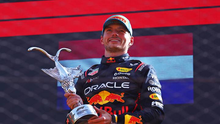 Max Verstappen, de Red Bull, celebra en el podio con el trofeo tras ganar el Gran Premio de Italia de F1 en Monza. Max Verstappen, de Red Bull, celebra en el podio con el trofeo tras ganar el Gran Premio de Italia de F1 en Monza.