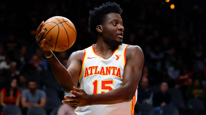 El centro de los Hawks podría llegar gratis a los Lakers en verano