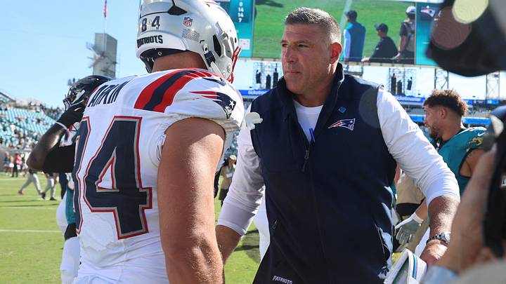 Sep 27, 2026; Jacksonville, Florida, USA; New England Patriots tight end Tanner Arkin (84) talks with New head coach Mike Vrabel after losing to the Jacksonville Jaguars at EverBank Stadium. Mandatory Credit: Morgan Tencza-Imagn Images Sep 27, 2026; Jacksonville, Florida, USA; New England Patriots tight end Tanner Arkin (84) talks with New head coach Mike Vrabel after losing to the Jacksonville Jaguars at EverBank Stadium. Mandatory Credit: Morgan Tencza-Imagn Images