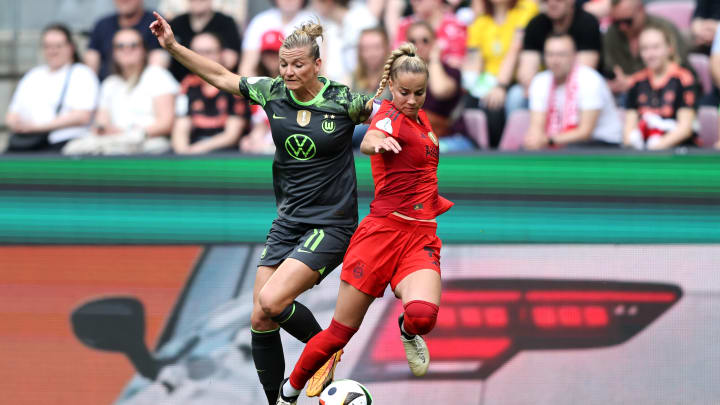 Alexandra Popp (links) im Duell mit Giulia Gwinn (rechts). Alexandra Popp (links) im Duell mit Giulia Gwinn (rechts).