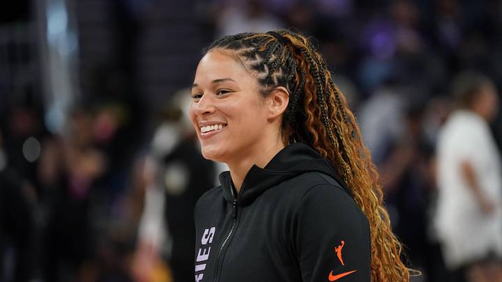 Golden State Valkyries guard Veronica Burton (22) warms up before the game against the Chicago Sky at Chase Center.