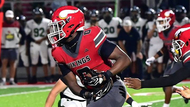 Key'Sean Torbert (5) makes a clean handoff to Jordan Hall (0) Key'Sean Torbert (5) makes a clean handoff to Jordan Hall (0)