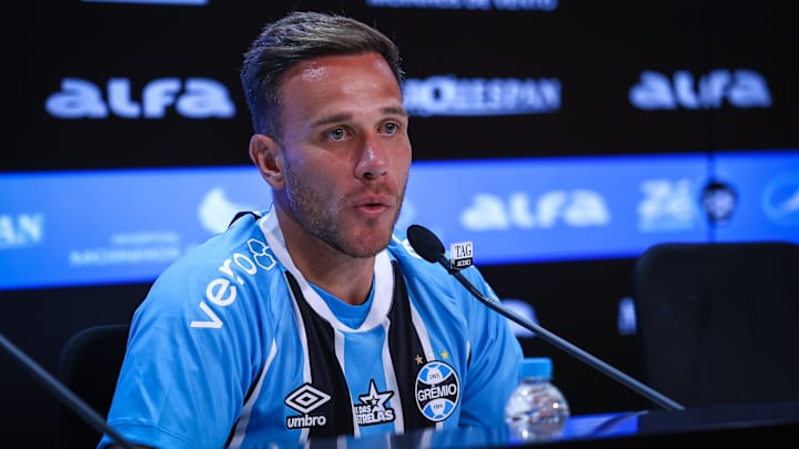 Arthur, que estava na Juventus Itália), assinou contrato por empréstimo até o final de junho de 2026 Arthur, que estava na Juventus Itália), assinou contrato por empréstimo até o final de junho de 2026