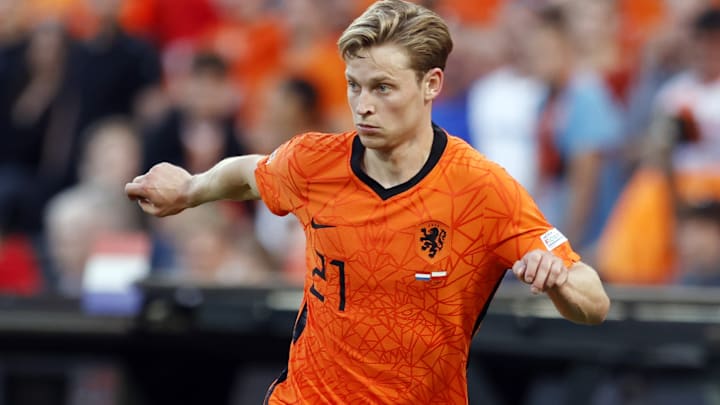 Frenkie de Jong ferme quelque peu la porte à un départ. Frenkie de Jong ferme quelque peu la porte à un départ.