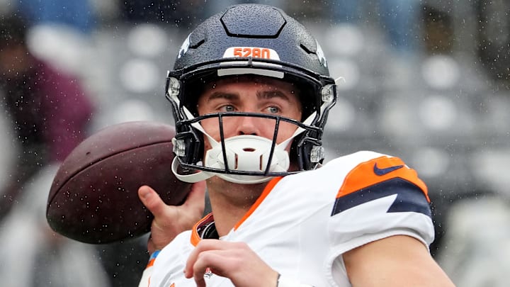 Bo Nix prepares for a bad half against the New York Jets.