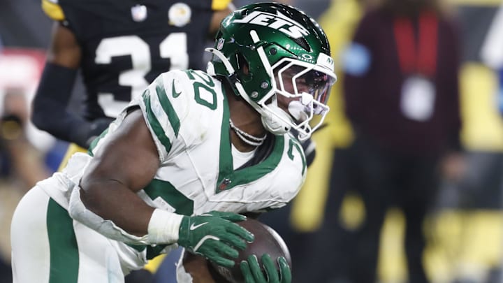 Oct 20, 2024; Pittsburgh, Pennsylvania, USA; New York Jets running back Breece Hall (20) runs the ball against the Pittsburgh Steelers during the second quarter at Acrisure Stadium. Mandatory Credit: Charles LeClaire-Imagn Images Oct 20, 2024; Pittsburgh, Pennsylvania, USA; New York Jets running back Breece Hall (20) runs the ball against the Pittsburgh Steelers during the second quarter at Acrisure Stadium. Mandatory Credit: Charles LeClaire-Imagn Images