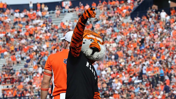 Aubie salutes the crowd at Jordan-Hare Stadium Aubie salutes the crowd at Jordan-Hare Stadium