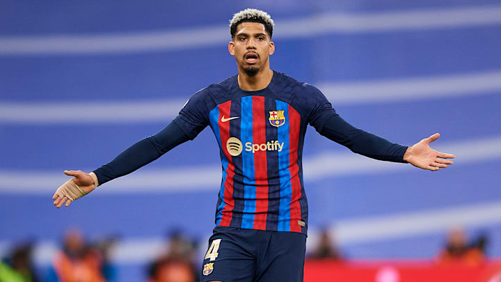 Araujo est devenu le cauchemar de Vinicius Junior