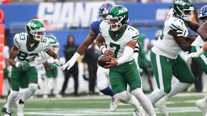 Aug 16, 2025; East Rutherford, New Jersey, USA; New York Jets quarterback Justin Fields (7) hands the ball off during the first quarter against the New York Giants at MetLife Stadium. Mandatory Credit: Vincent Carchietta-Imagn Images