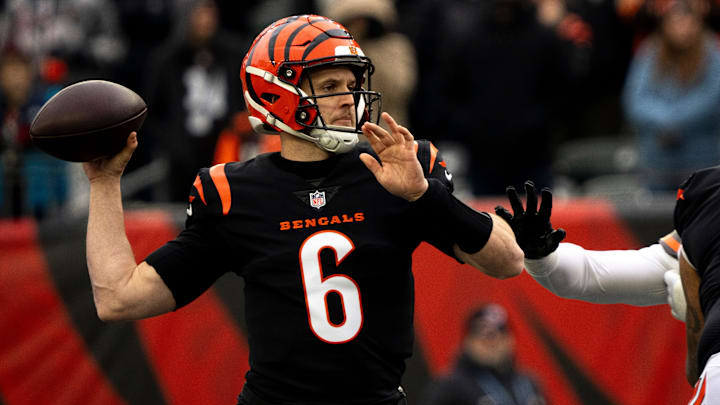 Cincinnati Bengals quarterback Jake Browning (6) throws a pass in the first quarter of the NFL game