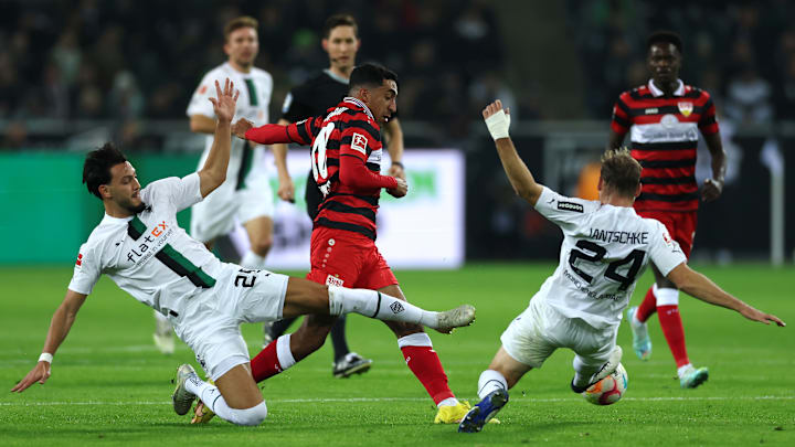 Ramy Bensebaini (links) hatte Glück, dass er am Freitagabend nicht vom Platz flog