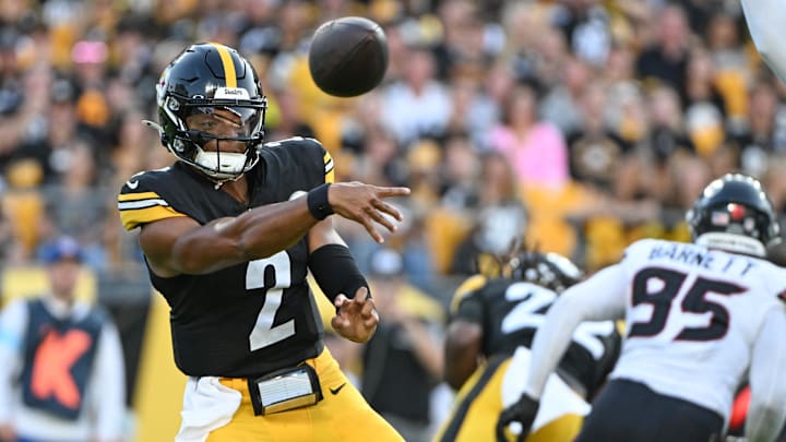 Pittsburgh Steelers quarterback Justin Fields (2) 