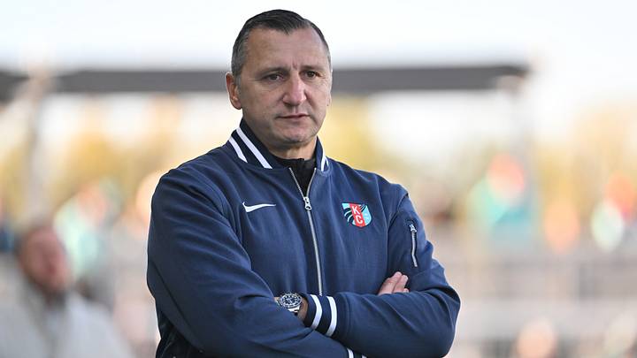 Vlatko Andonovski watches on during Kansas City Current v San Diego Wave match